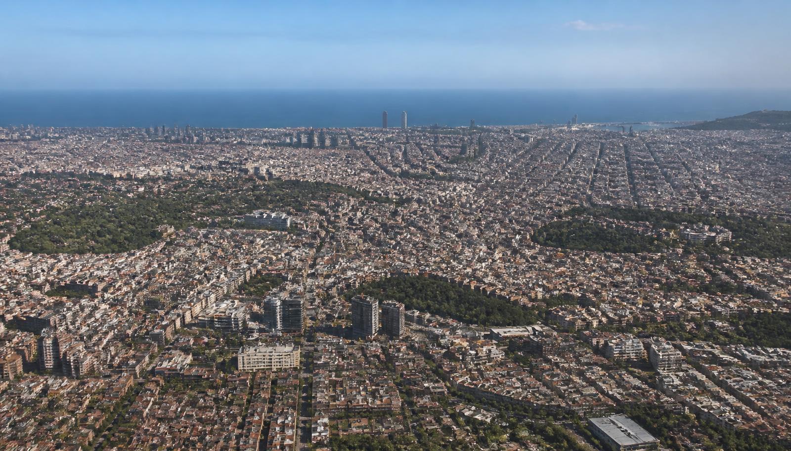 Vista aérea del área metropolitana de Barcelona con barrios residenciales y el mar al fondo